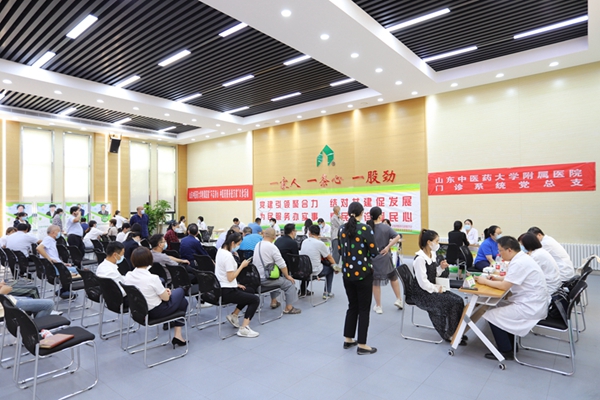 黨建引領聚合力，結對共建促發(fā)展  為民服務辦實事，惠民義診暖民心——山東中醫(yī)藥大學附屬醫(yī)院門診管理服務黨支部和管理公司機關黨支部舉行黨建共建協(xié)議簽約儀式